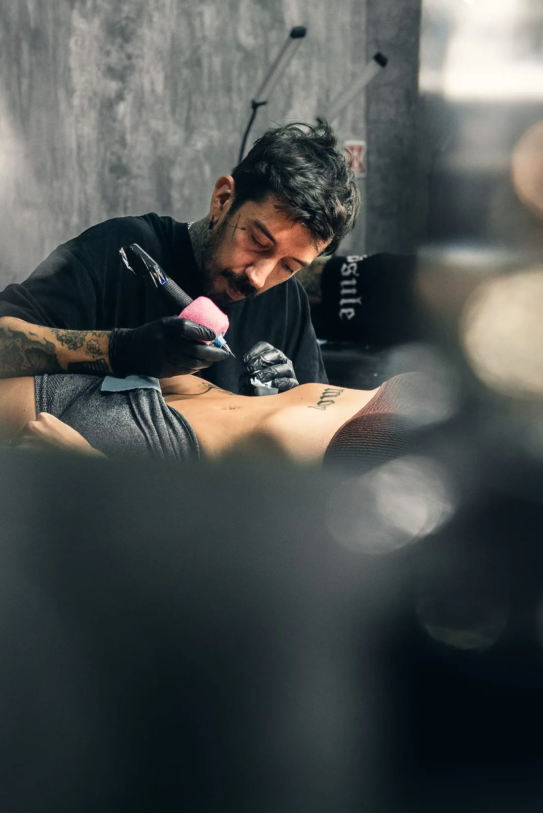 Un tatuador de APOLO IAgency trabajando en su estudio